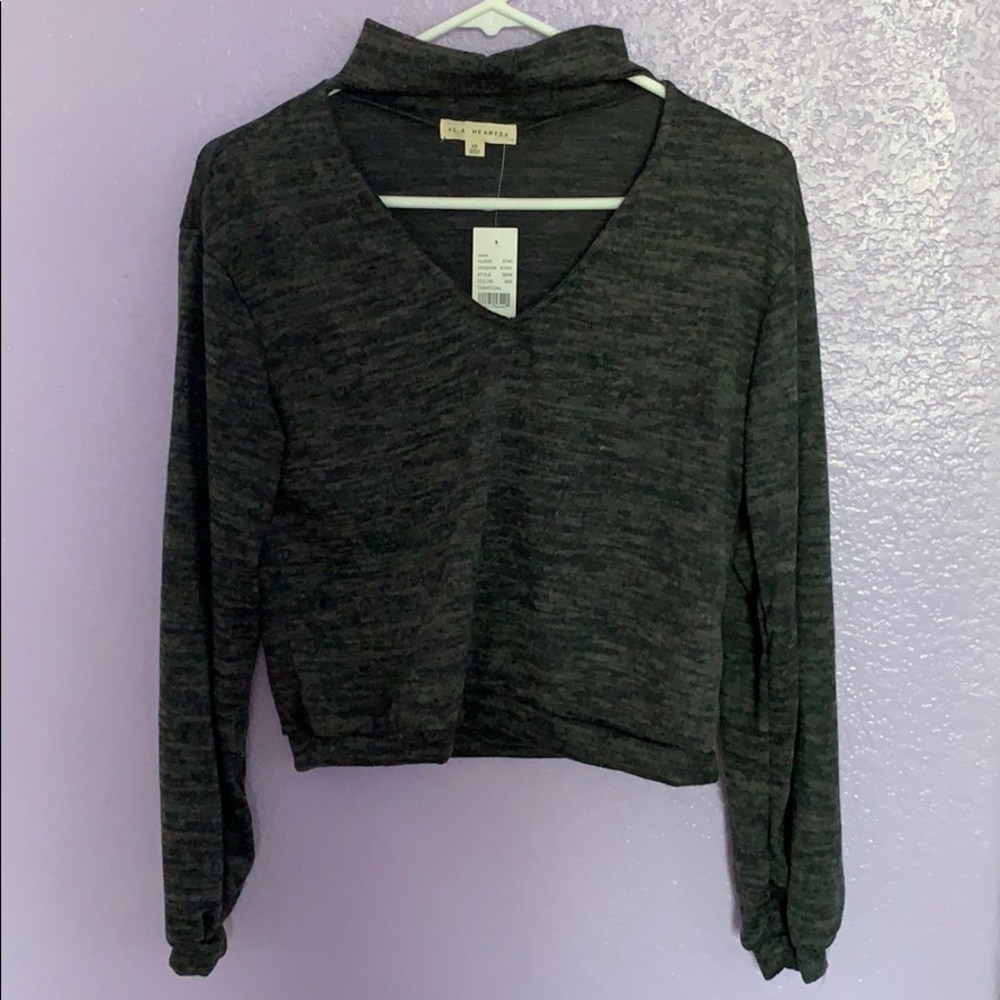 Longsleeve with cutout collar